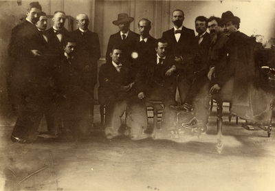 106789 Groepsportret van de leden van de Vereniging Kunstliefde te Utrecht. Ten voeten uit van voren, zittend en ...